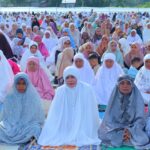 Wabup Dompu Laksanakan Sholat Idul Fitri Bersama Ribuan Jama’ah Di Lapangan Pacuan kuda Sera Ala Kempo.