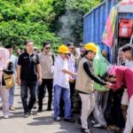 Kadisnakestrans, Secara Simbolis, Bupati Dompu Bagikan 5.557 Kartu BPJS Bagi Pekerja Rentan Di Arena CFD