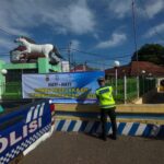 Satgas Kamseltibcarlantas Operasi Lilin Rinjani 2025 Lakukan Pemasangan Spanduk Imbauan Keselamatan Berlalu Lintas Di Titik Strategis.